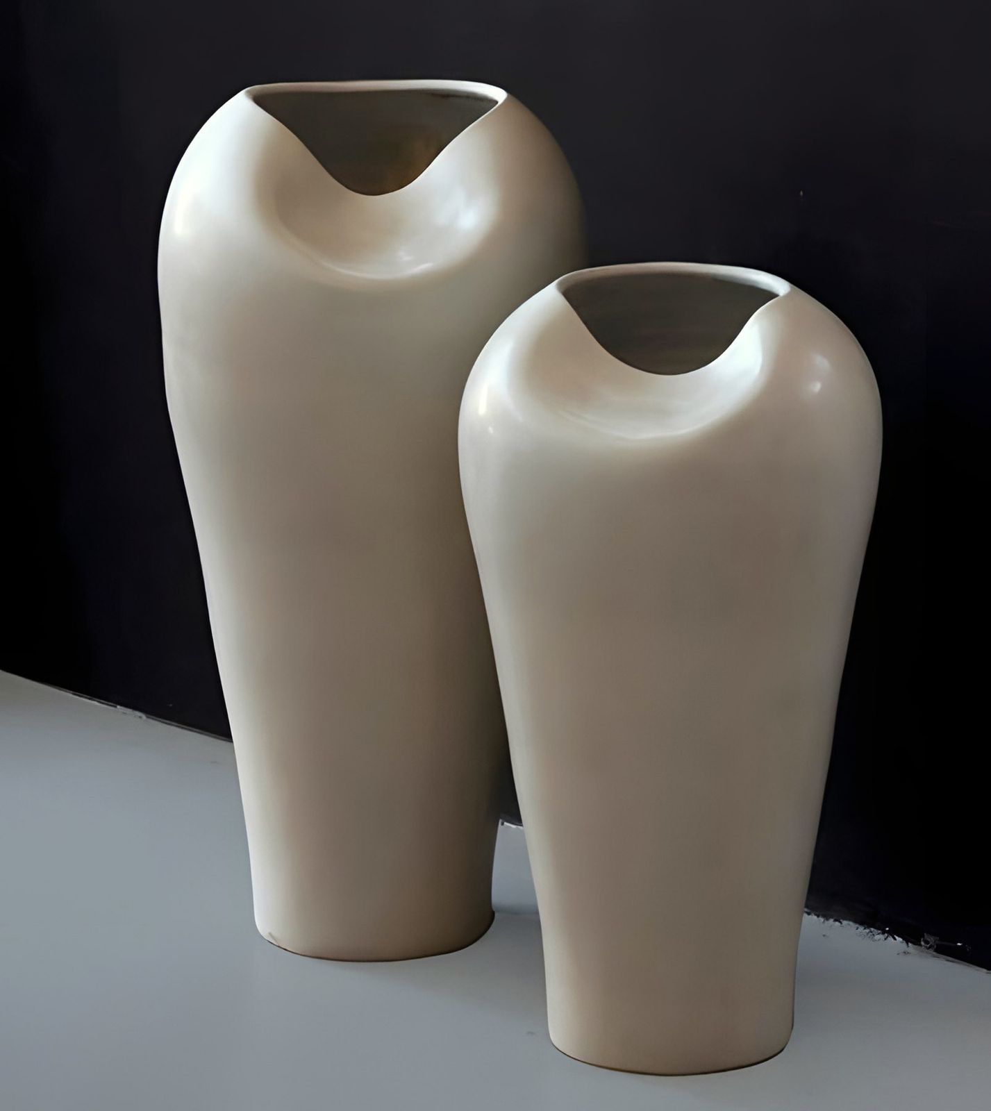 Grands vases aux formes douces, couleur sable