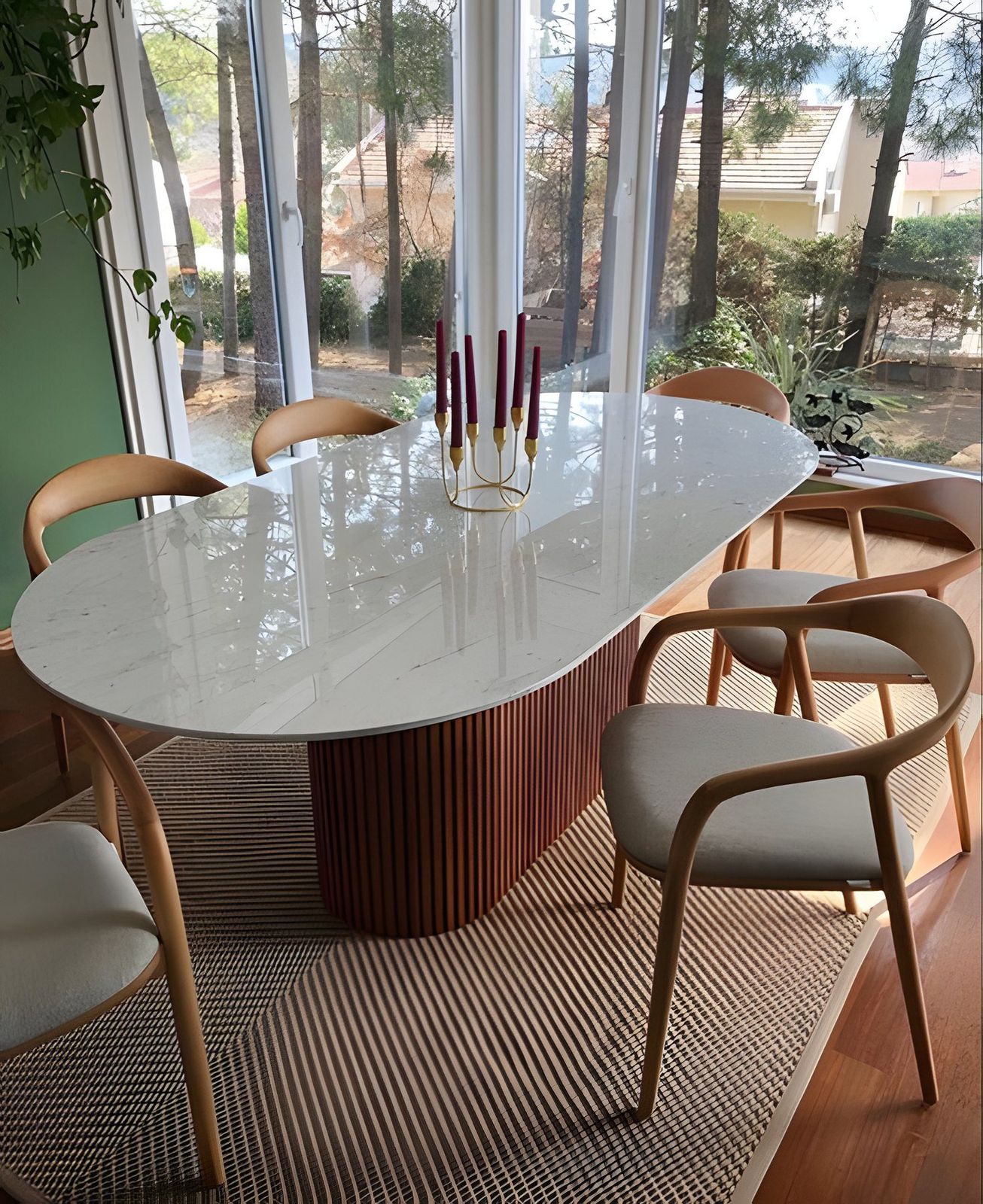 Table ovale en marbre sur pied en bois, chaises courbes