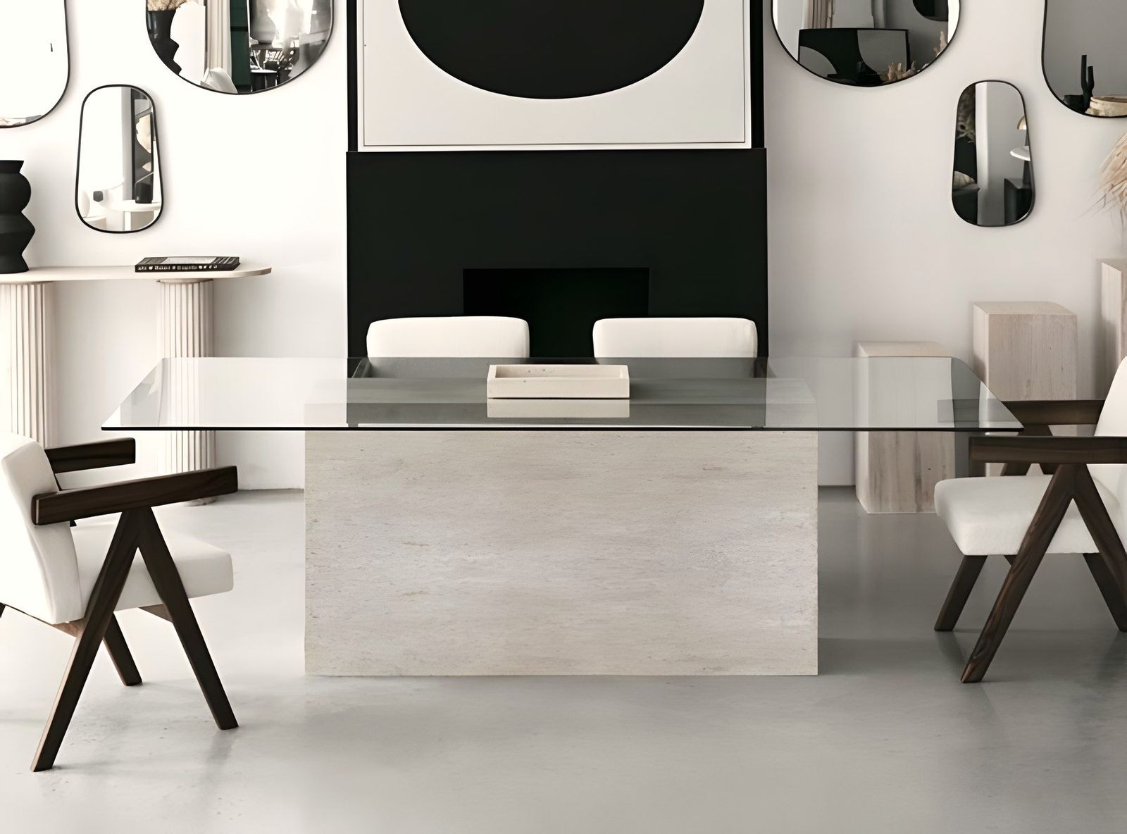 Bureau en verre sur socle en travertin, chaises noires