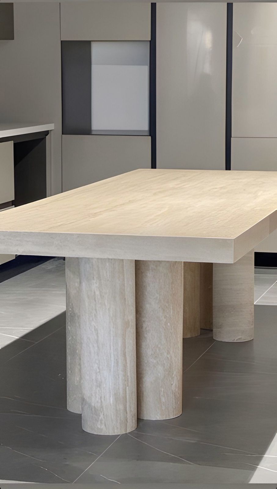 Table rectangulaire en travertin sur pieds cylindriques